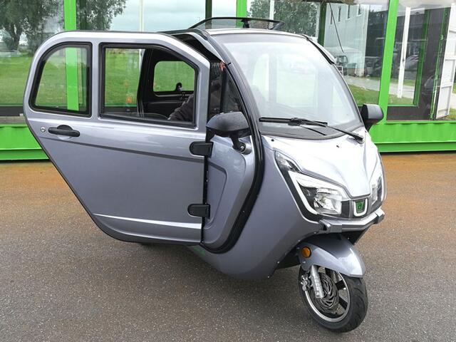 populær-Metallic-dark-grey-elektrisk-scooter-med-kabine-og-varme